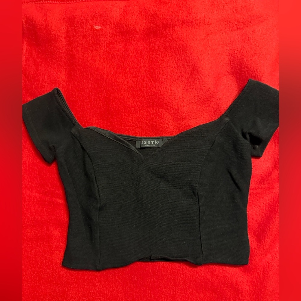 Solemio Elegant Black Off-Shoulder Crop Top